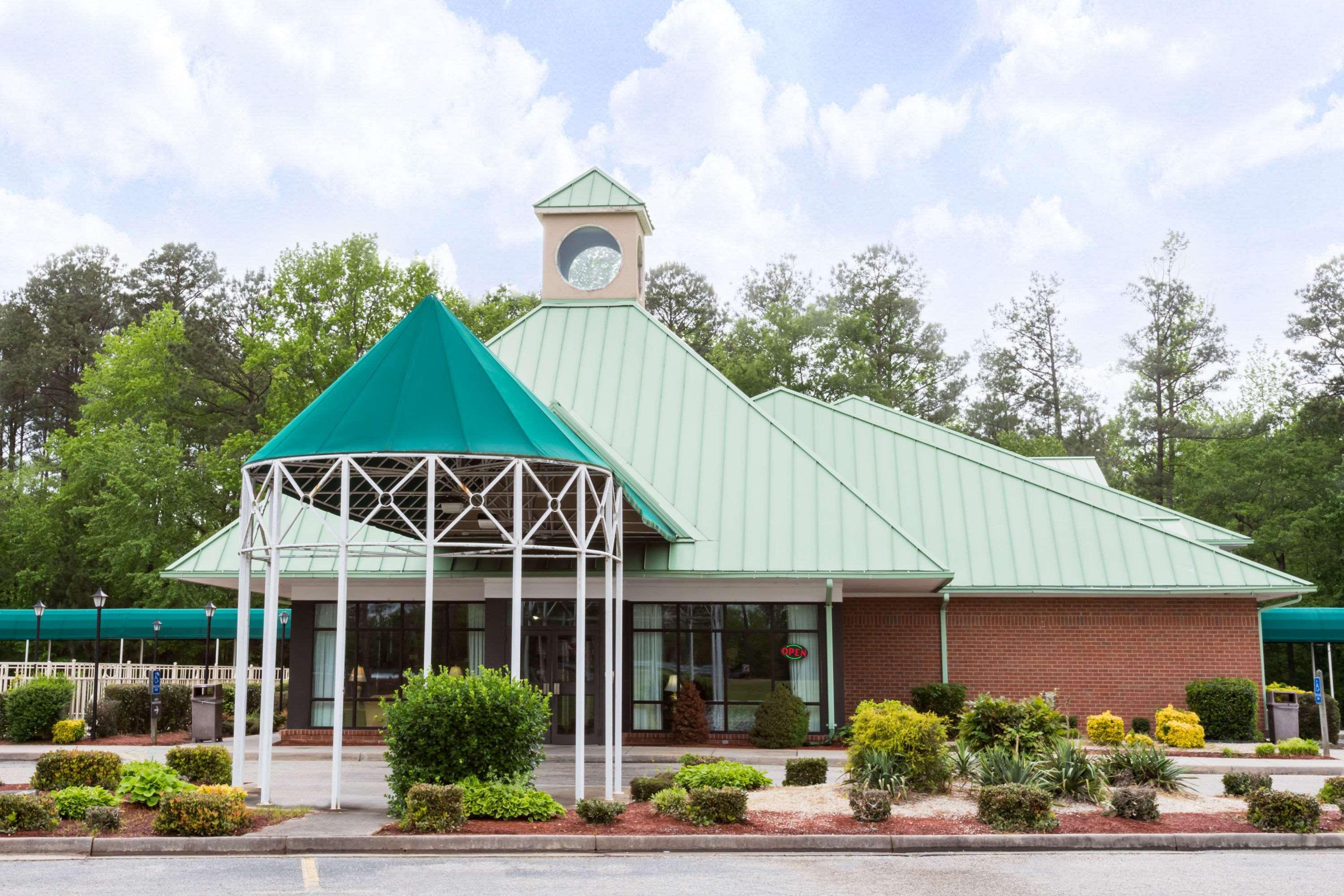 Days Inn By Wyndham Petersburg/South Fort Lee Exterior photo