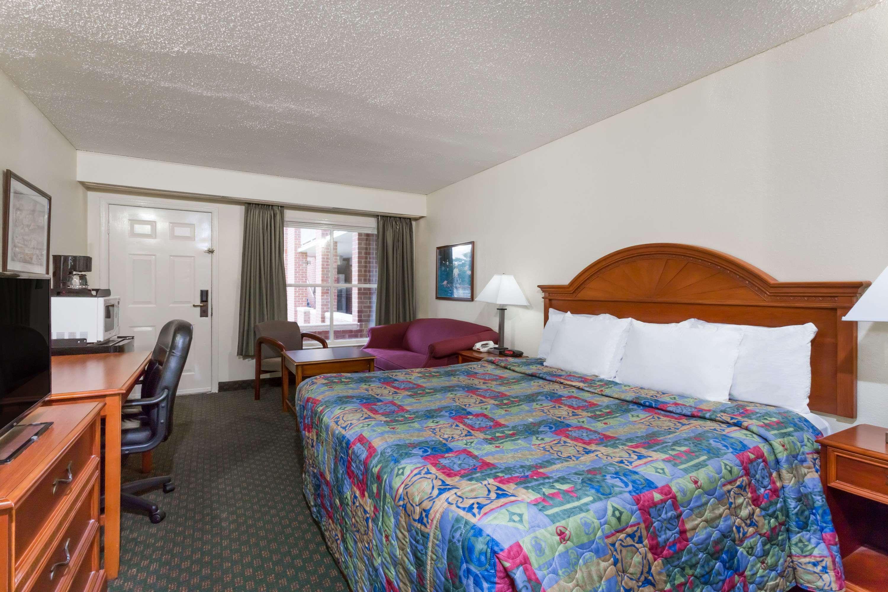 Days Inn By Wyndham Petersburg/South Fort Lee Exterior photo