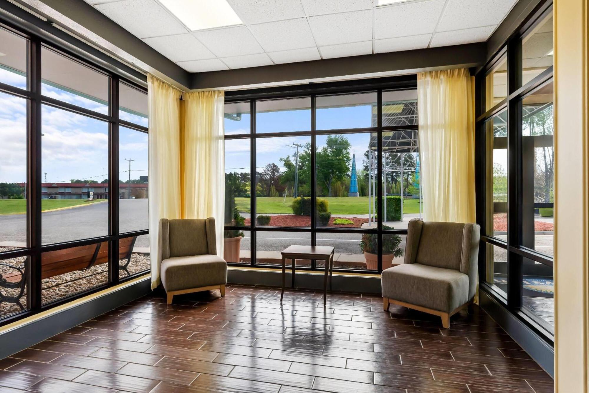 Days Inn By Wyndham Petersburg/South Fort Lee Exterior photo