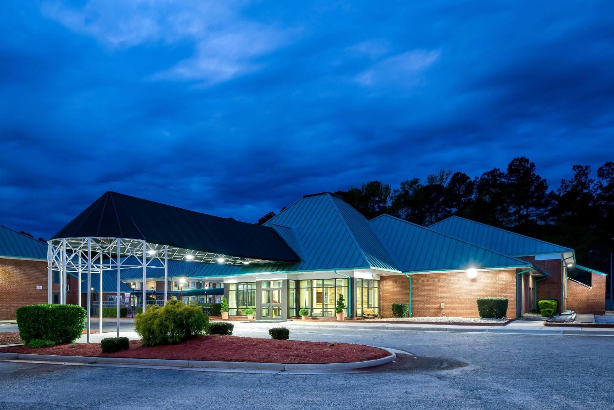 Days Inn By Wyndham Petersburg/South Fort Lee Exterior photo