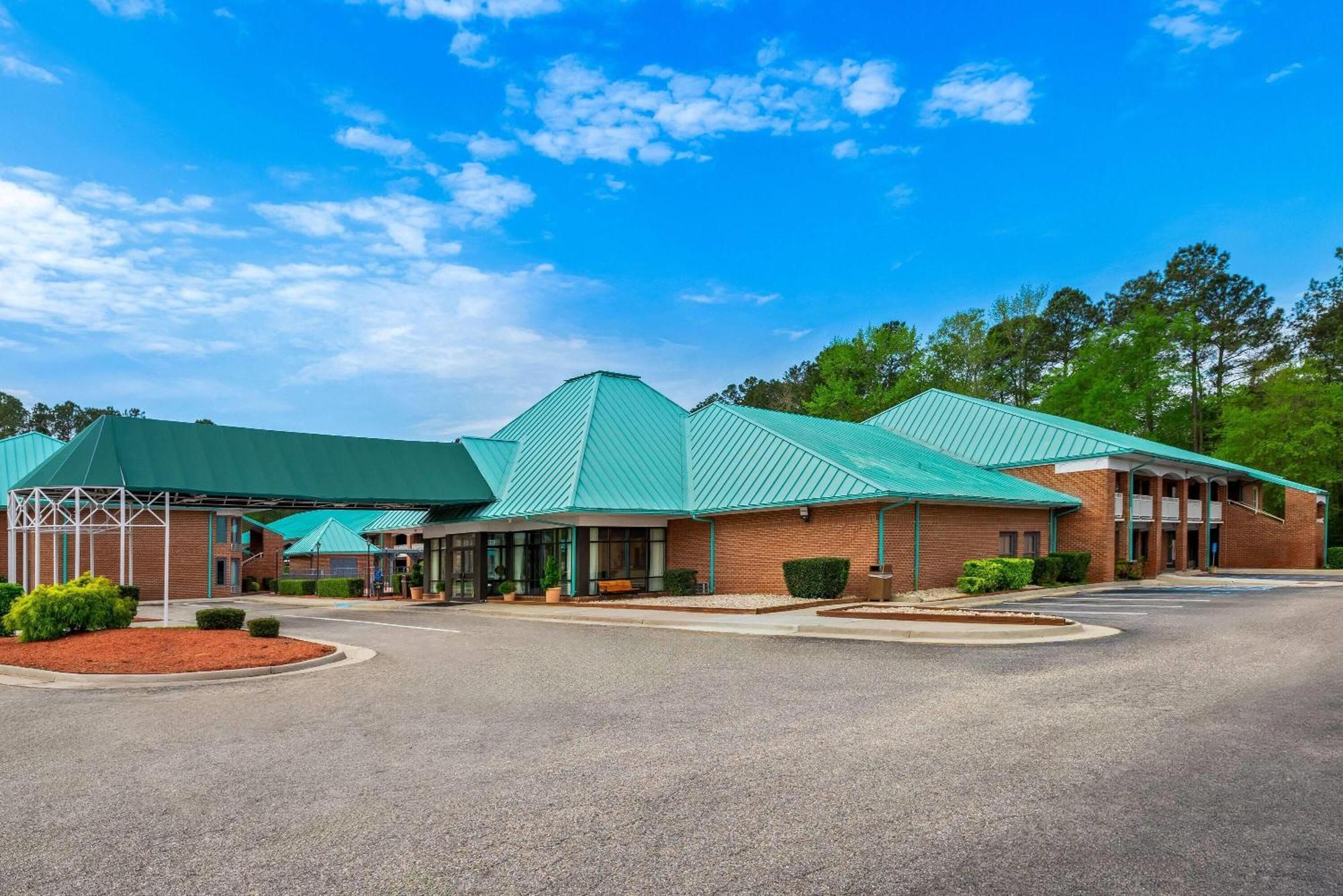 Days Inn By Wyndham Petersburg/South Fort Lee Exterior photo